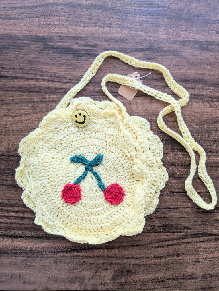 【ハンドメイド】手編みのさくらんぼキッズポシェット / ニコちゃんボタン（イエロー）