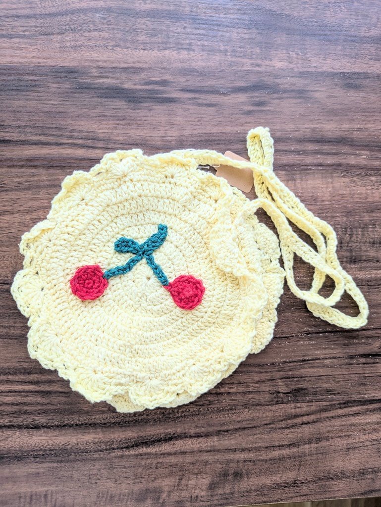 【ハンドメイド】手編みのさくらんぼキッズポシェット / ニコちゃんボタン(イエロー)