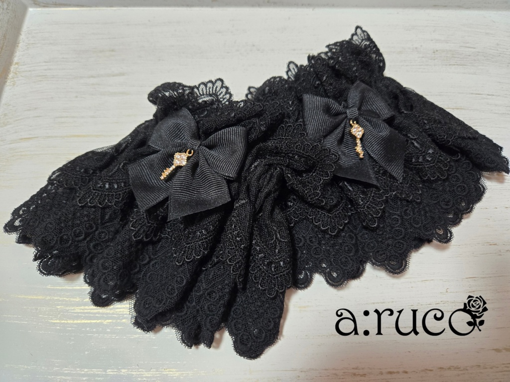 a:ruco　お袖留め　黒×ストーンキーチャーム