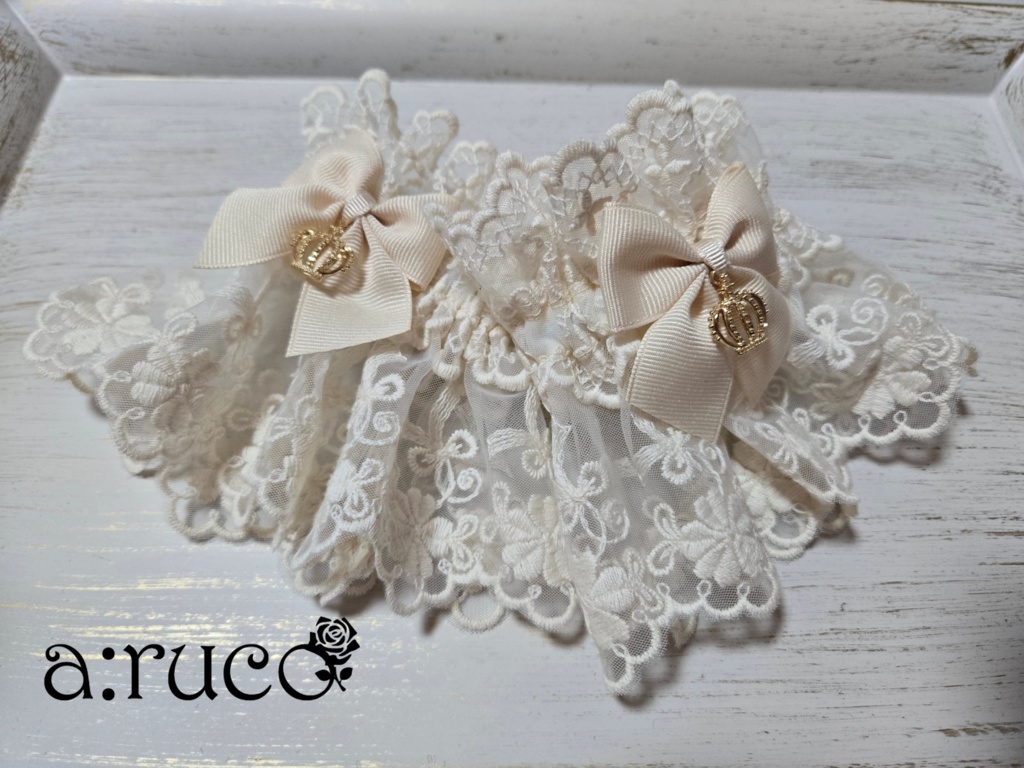 a:ruco　お袖留め　生成×クラウンチャーム