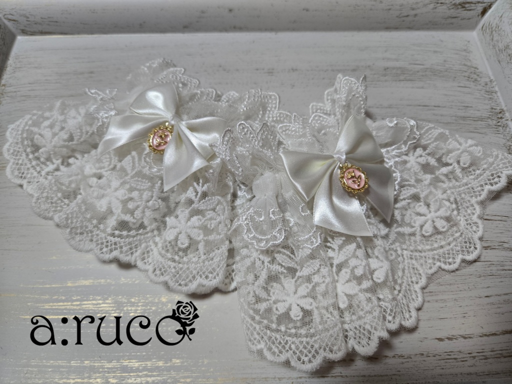 a:ruco　お袖留め　オフホワイト×ミニ薔薇チャーム