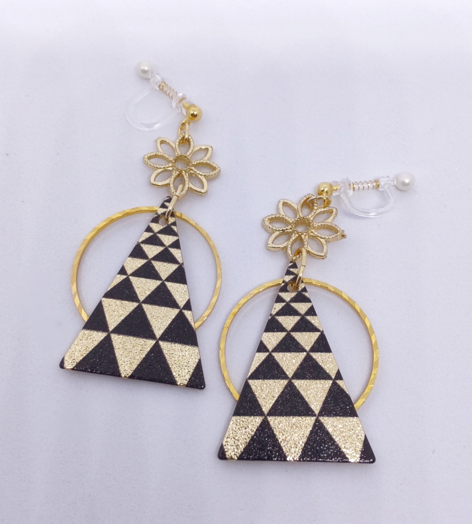 【HQデザイン】トライアングルプレートイヤリング