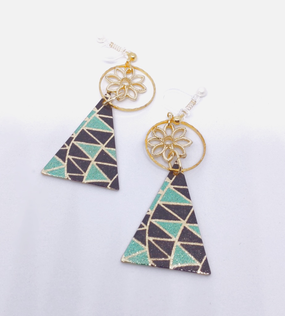 【HQデザイン】トライアングルプレートイヤリング