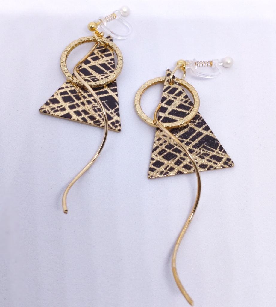 【HQデザイン】トライアングルプレートイヤリング