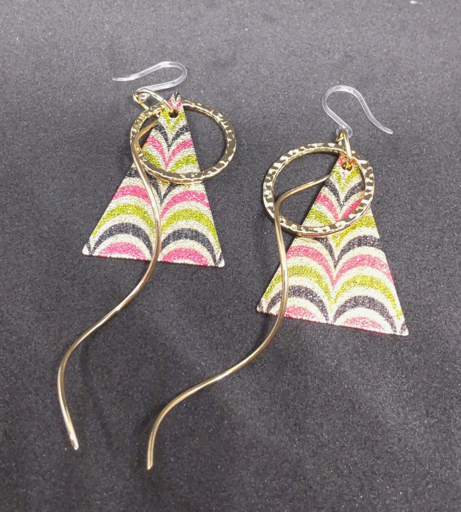 【HQデザイン】トライアングルプレートピアス