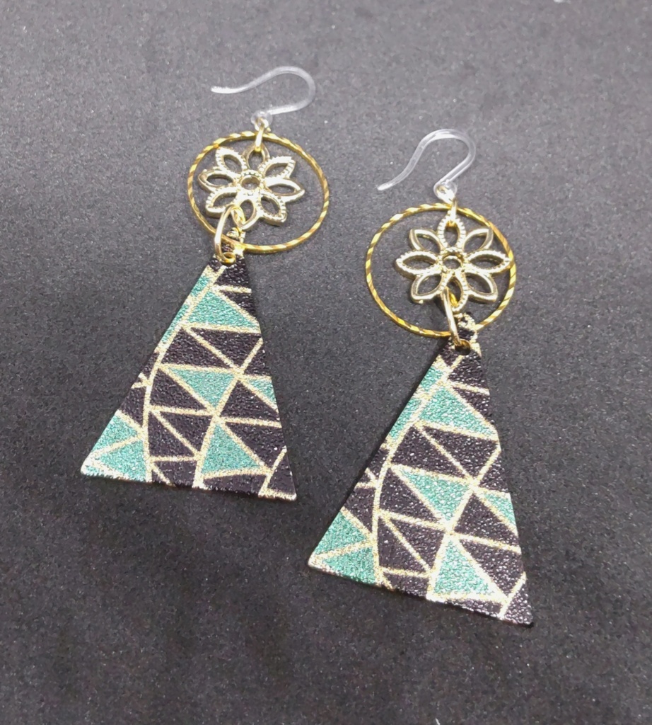 【HQデザイン】トライアングルプレートピアス