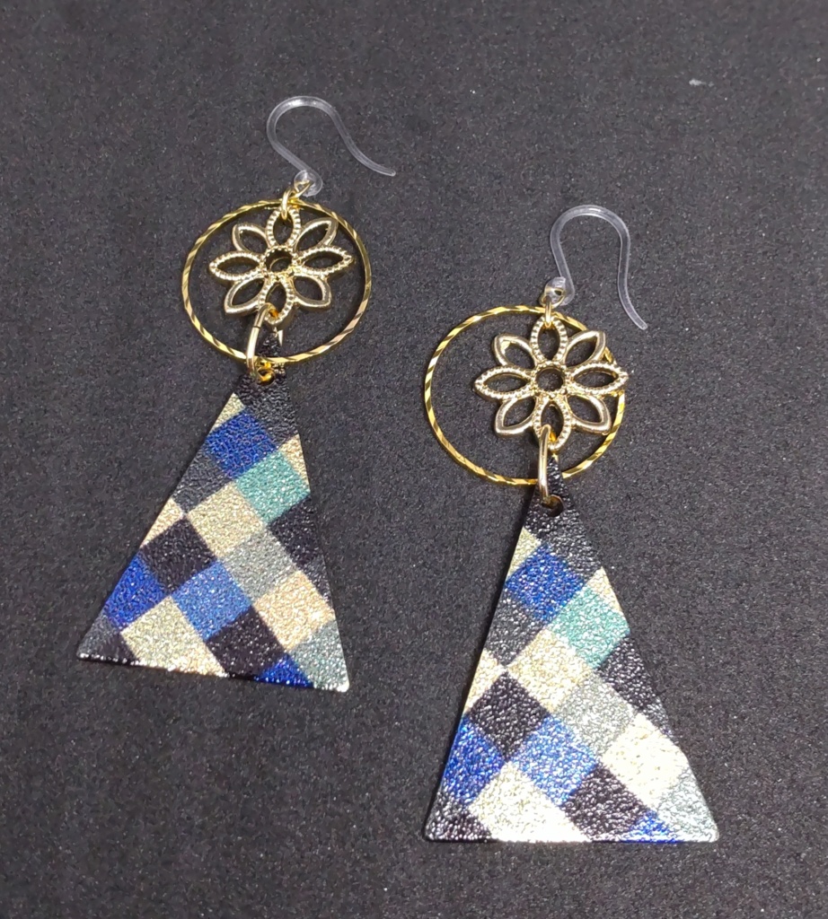 【HQデザイン】トライアングルプレートピアス