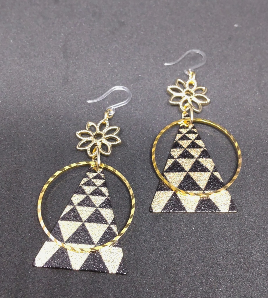 【HQデザイン】トライアングルプレートピアス