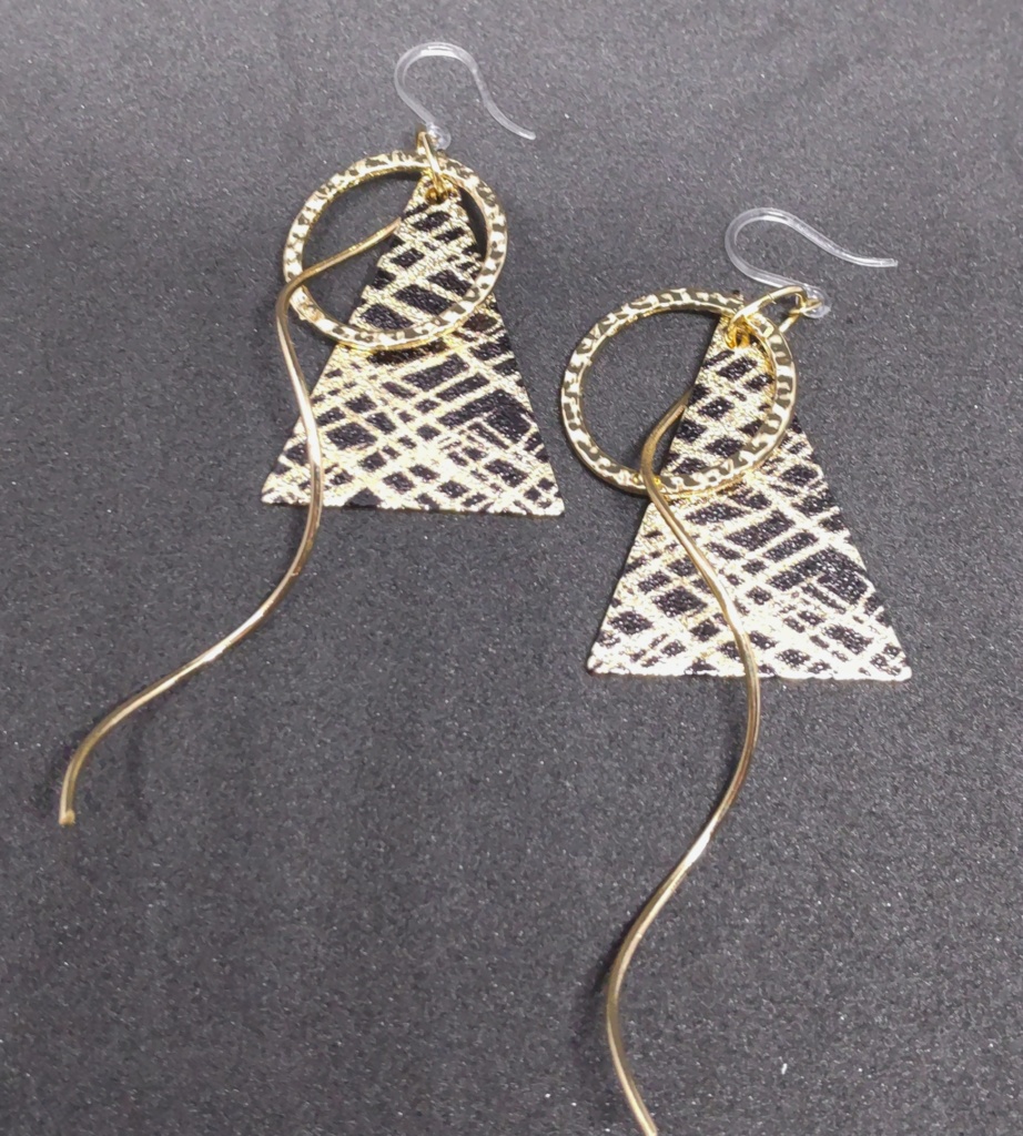 【HQデザイン】トライアングルプレートピアス