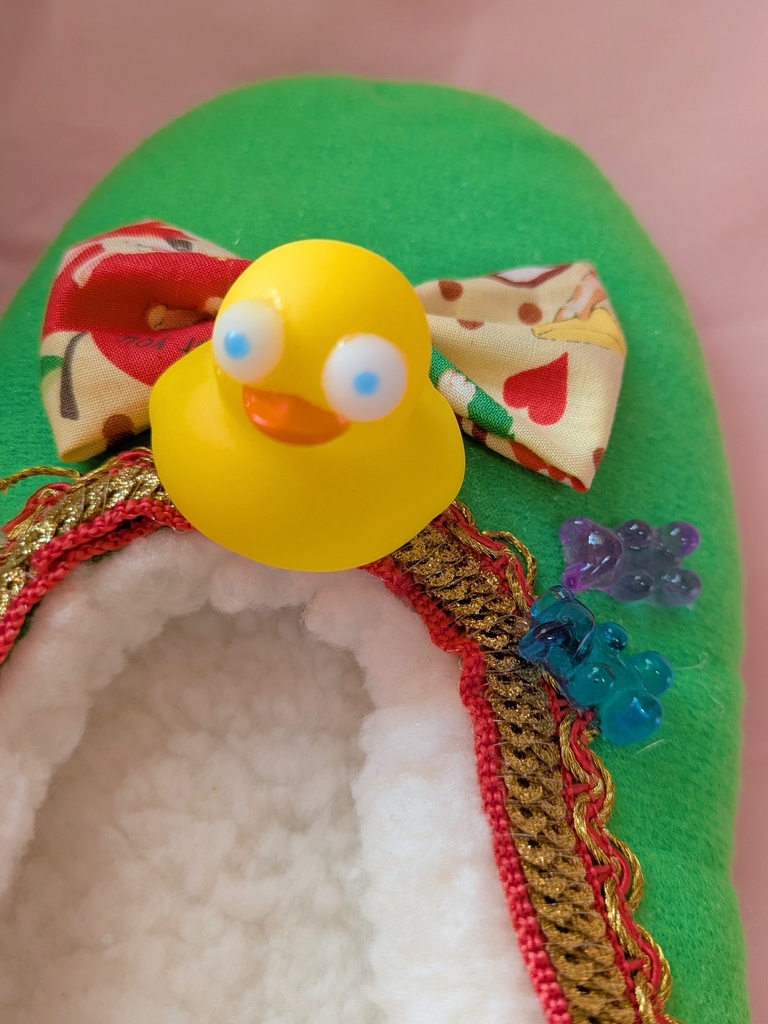 あひるがめっちゃ見てくるルームシューズ