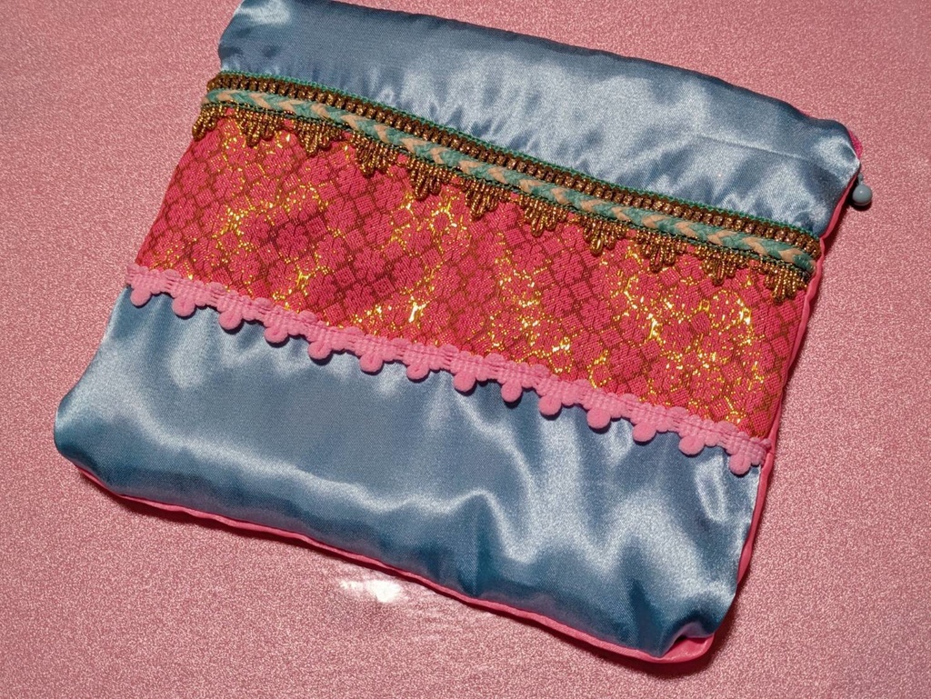 おめかしポーチ（サテンみずいろピンク）