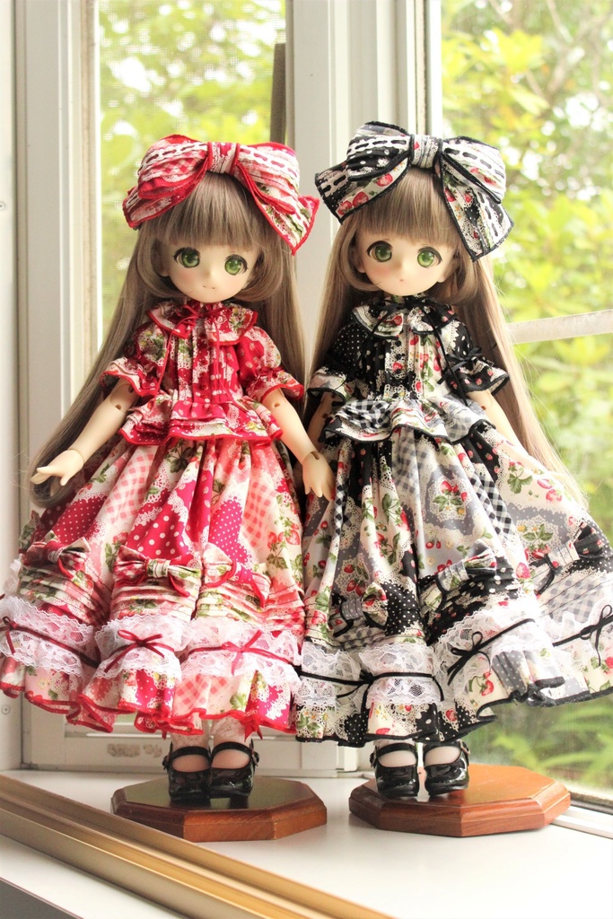 ■KUMAKOちゃん&MDDさん(40cmドール)用 ストロベリーのピンタックリボンのセットアップ(赤)