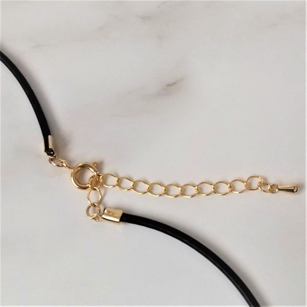 花のレザーネックレス