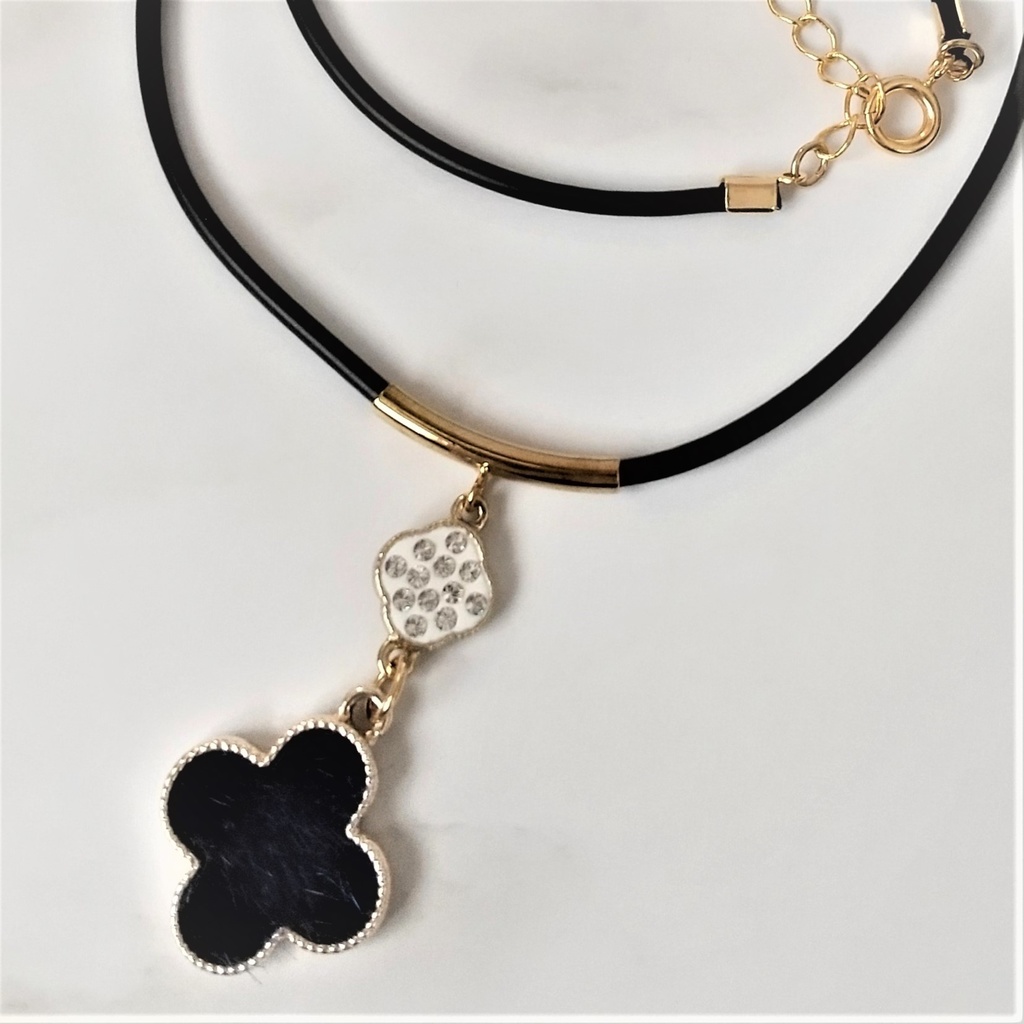 花のレザーネックレス