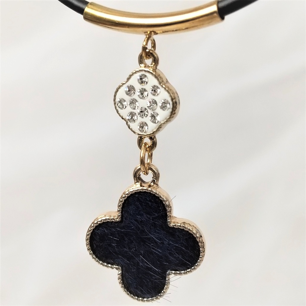 花のレザーネックレス