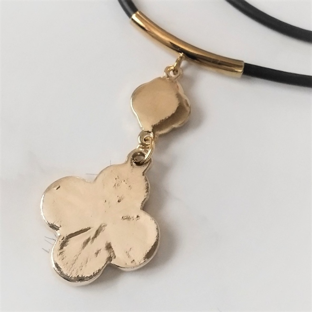 花のレザーネックレス