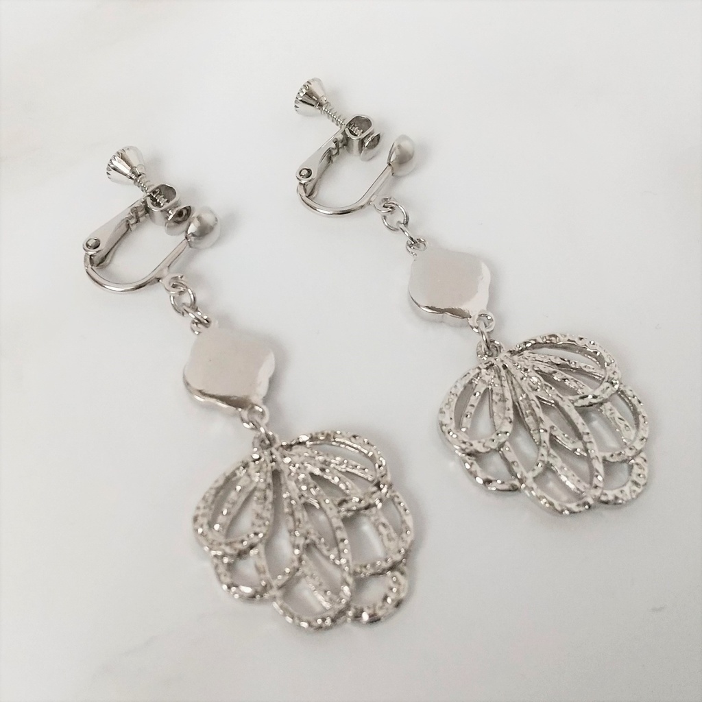 花のイヤリング