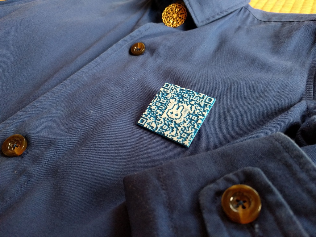 持ち歩くQR・音楽アクセサリー、piQxRチップ! 001「♪ジ間旅行者のための狂走曲1」