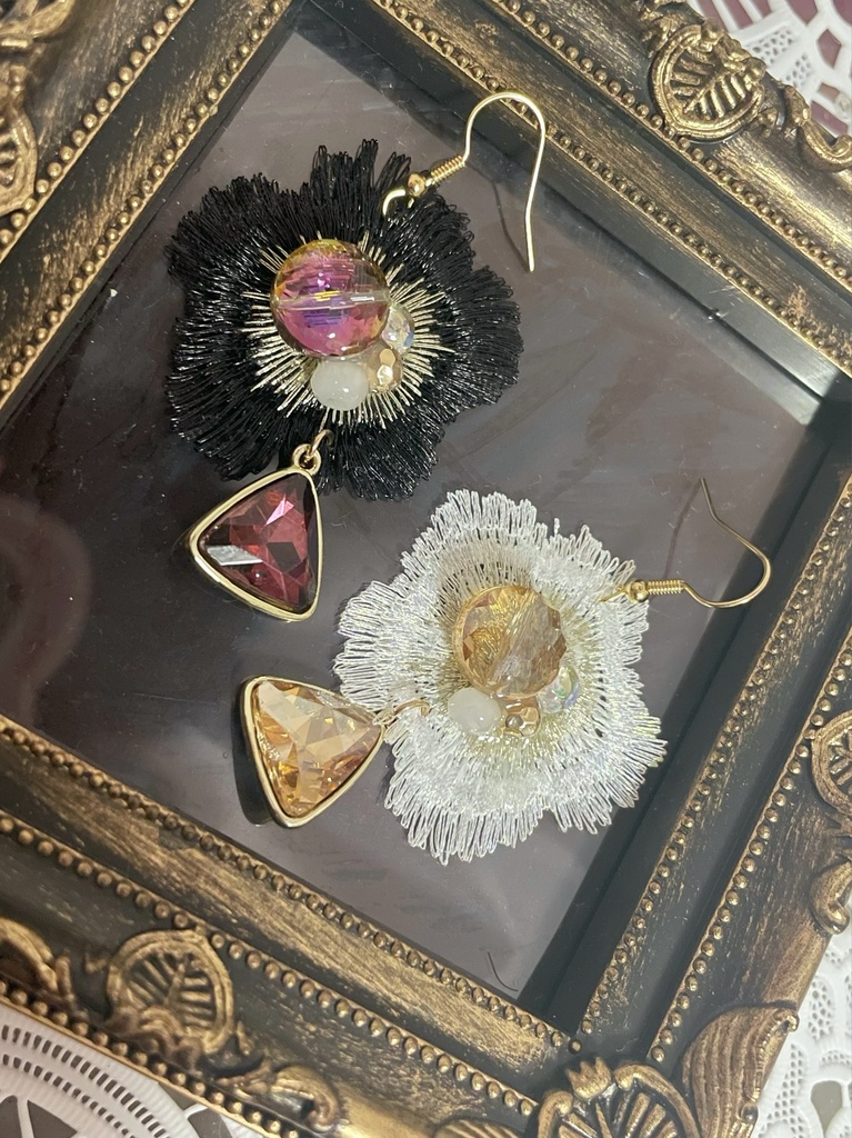 黒白華の三角石