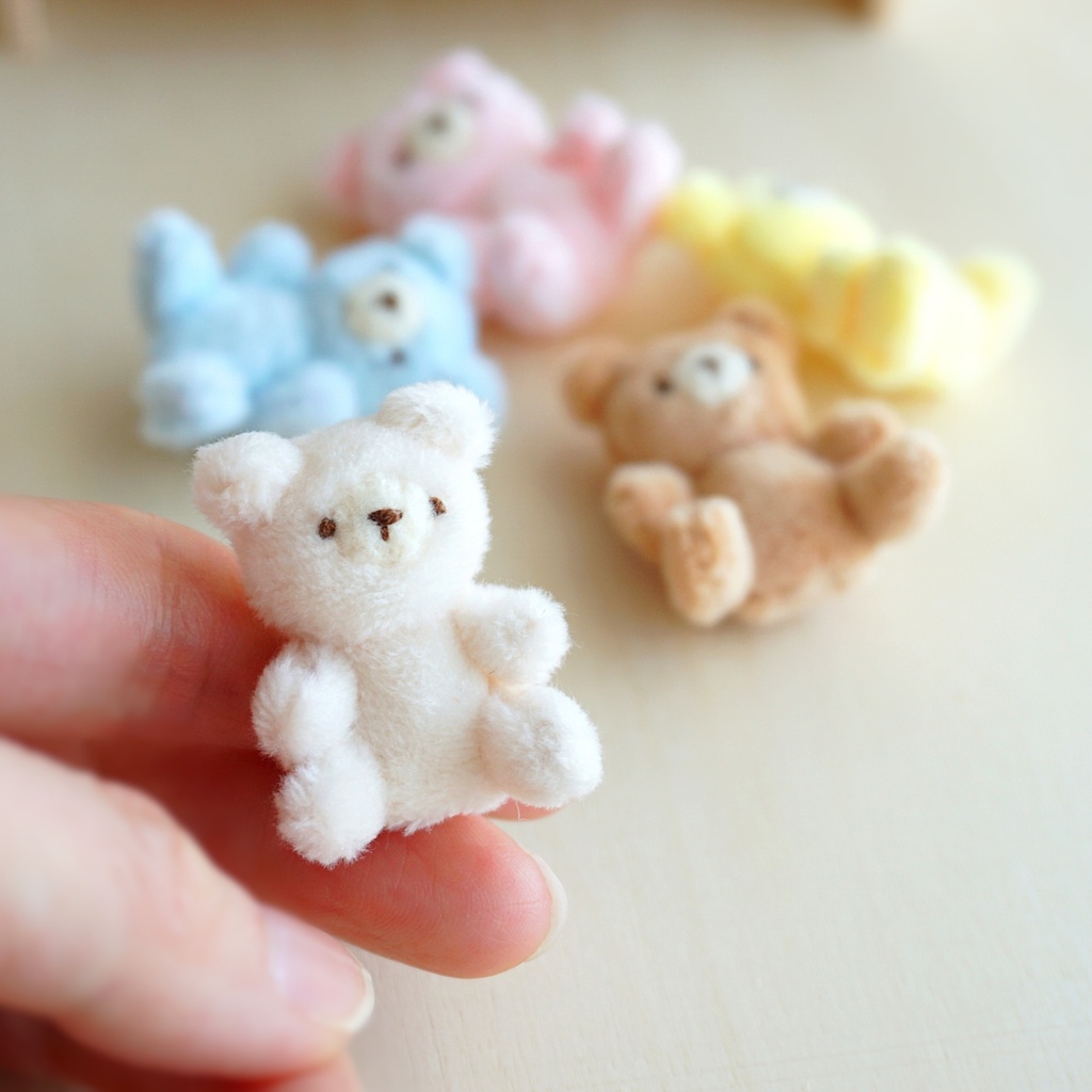 小さいクマのぬいぐるみ