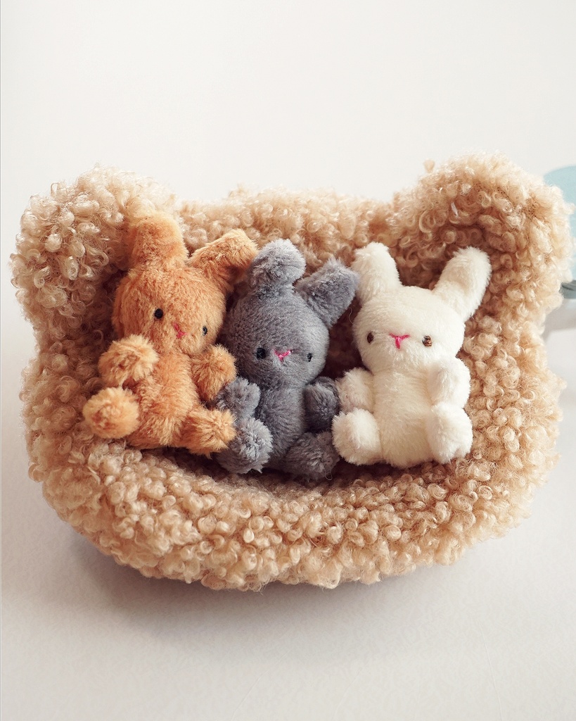 小さいうさぎのぬいぐるみ