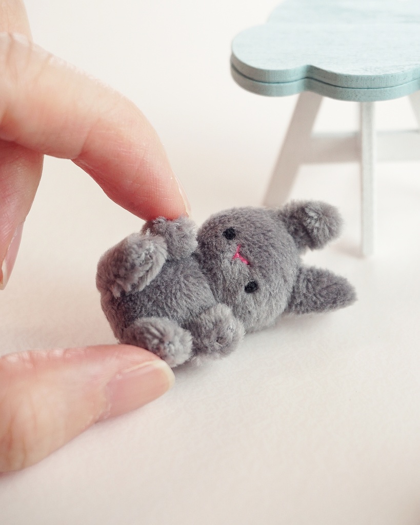 小さいうさぎのぬいぐるみ