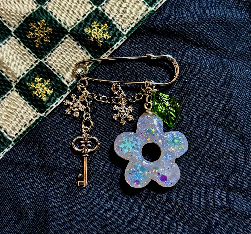 銀盤の湖の鍵（ブローチ）