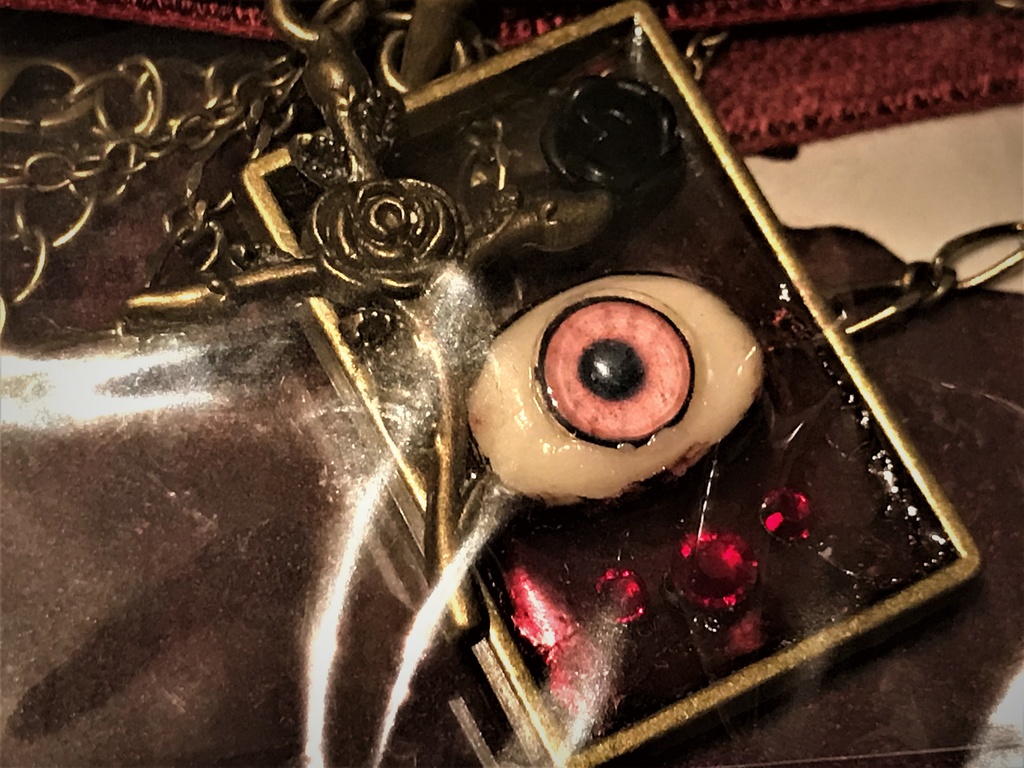 眼球チョーカー