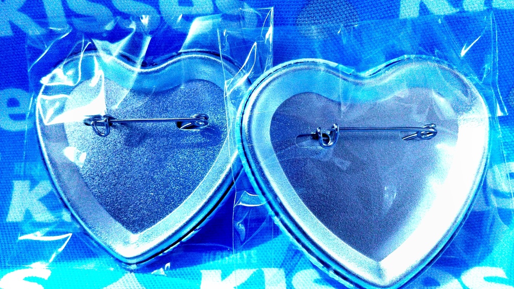 ふたりはなかよしハートの缶バッジ(2種)