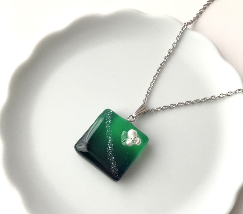 【リヴァイモチーフ】グラデーションネックレス(クリア)