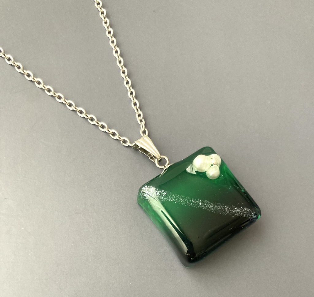 【リヴァイモチーフ】グラデーションネックレス(クリア)