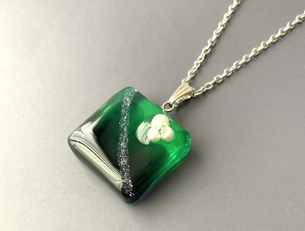 【リヴァイモチーフ】グラデーションネックレス(クリア)