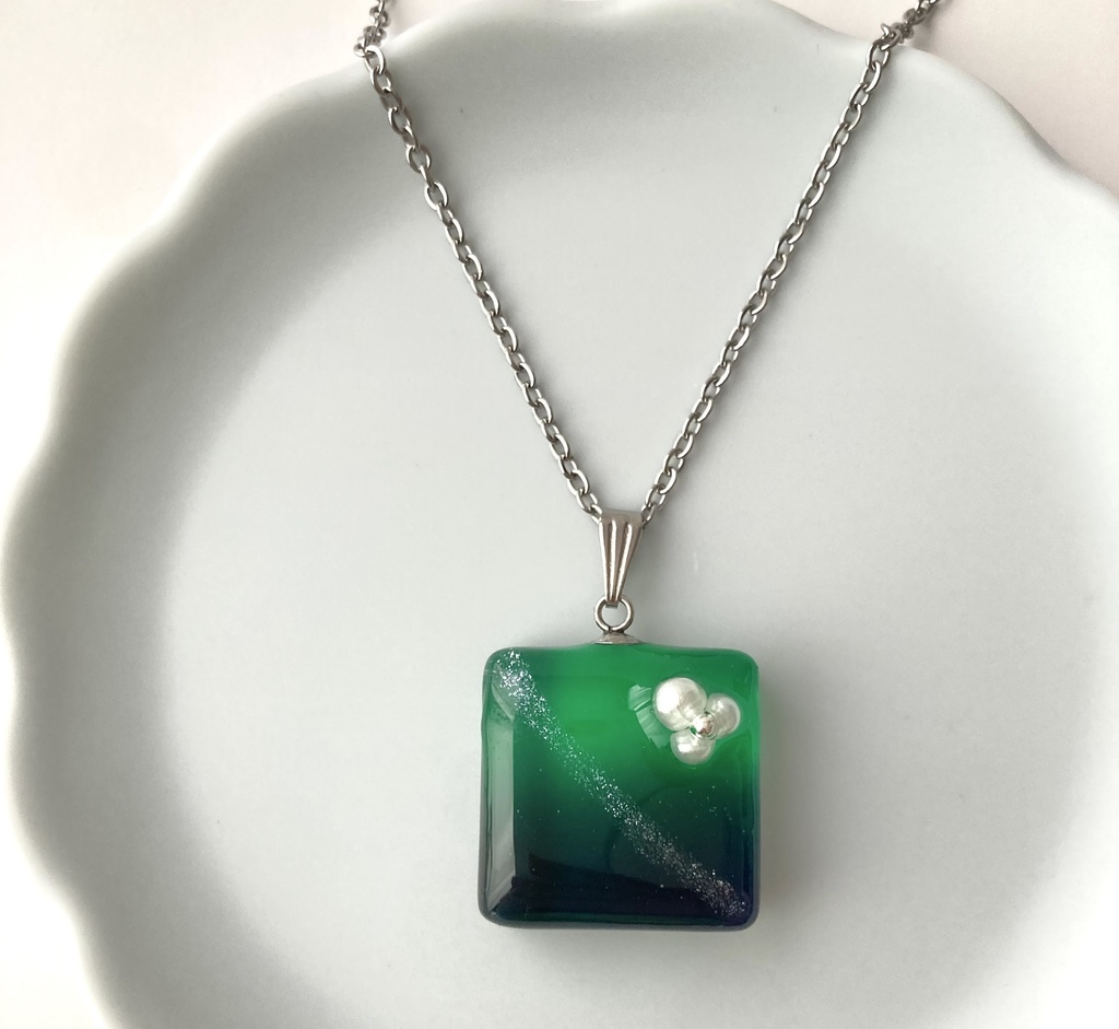 【リヴァイモチーフ】グラデーションネックレス(クリア)