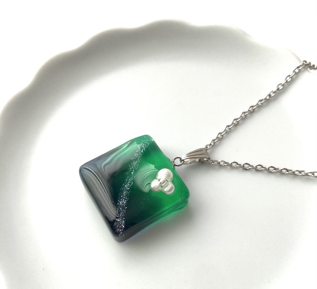 【リヴァイモチーフ】グラデーションネックレス(クリア)