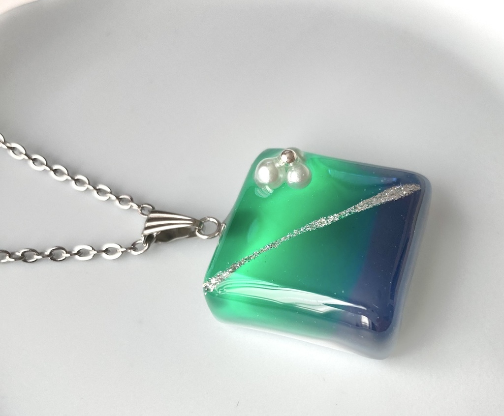 【リヴァイモチーフ】グラデーションネックレス(ホワイト)