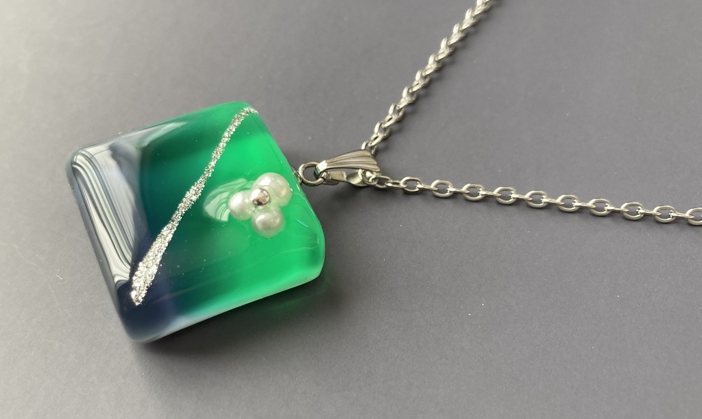 【リヴァイモチーフ】グラデーションネックレス(ホワイト)