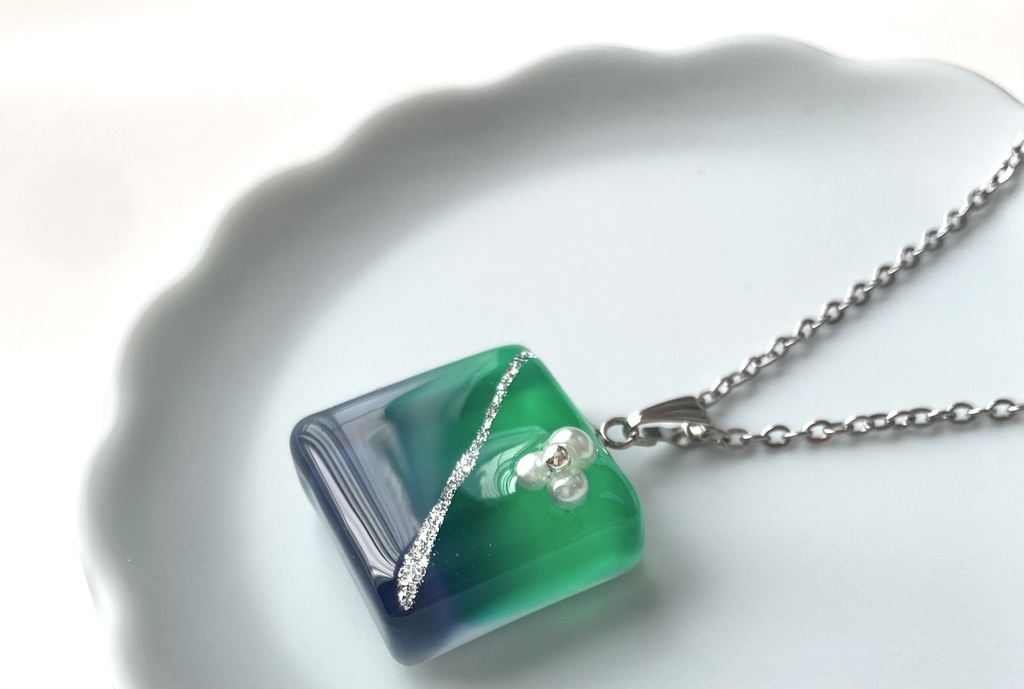 【リヴァイモチーフ】グラデーションネックレス(ホワイト)