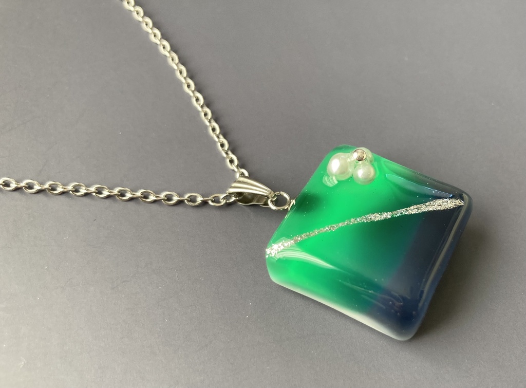 【リヴァイモチーフ】グラデーションネックレス(ホワイト)