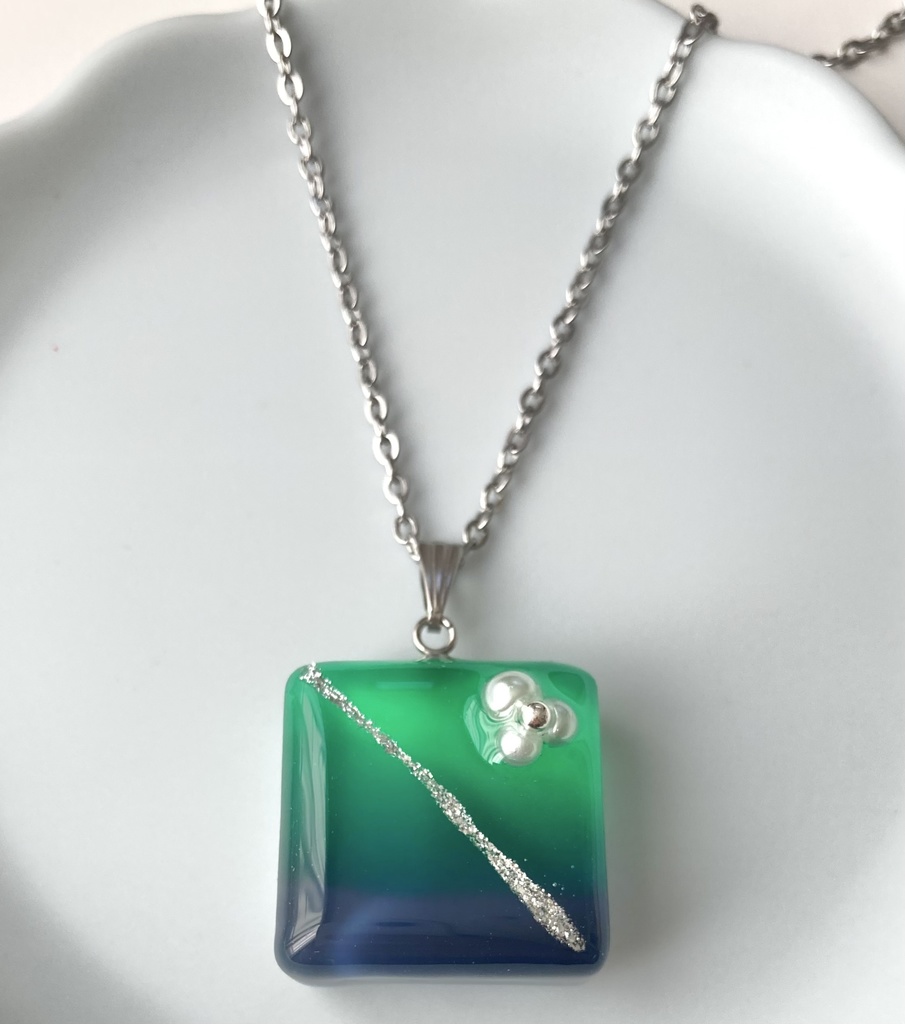 【リヴァイモチーフ】グラデーションネックレス(ホワイト)