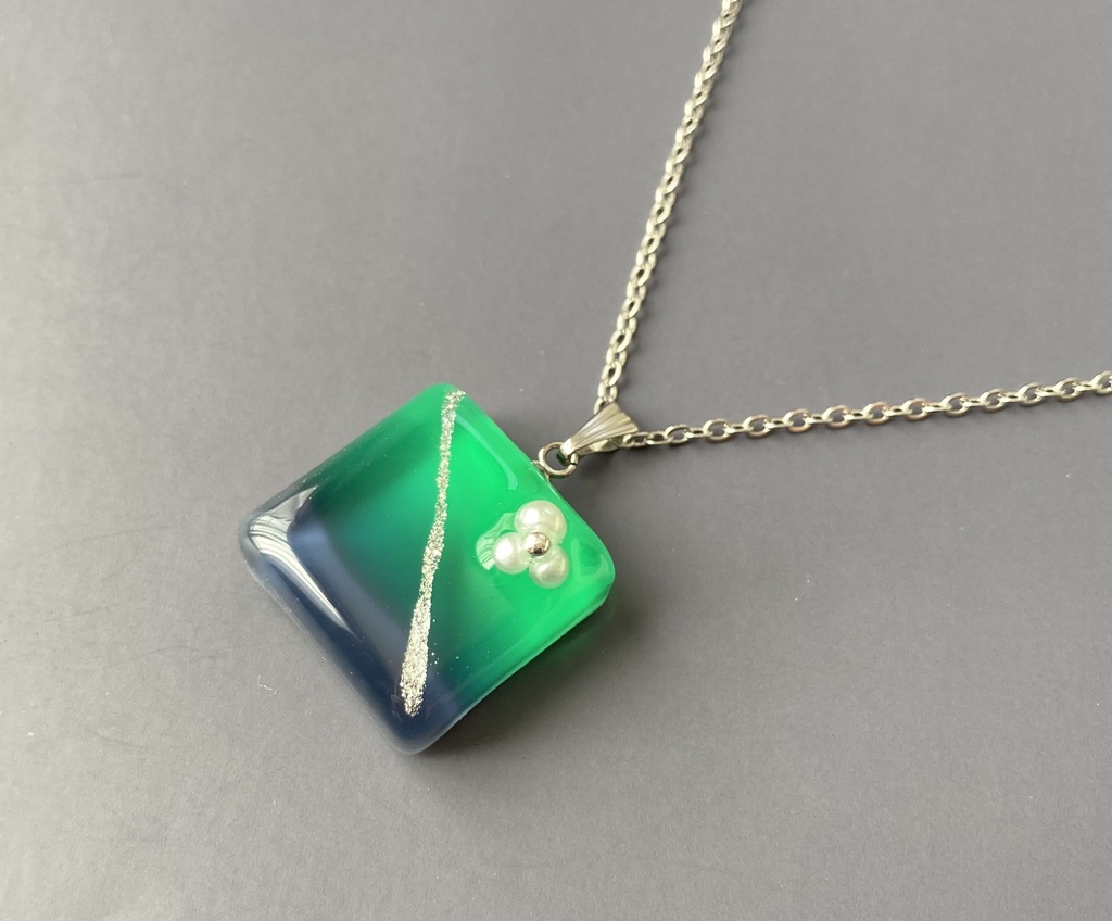 【リヴァイモチーフ】グラデーションネックレス(ホワイト)