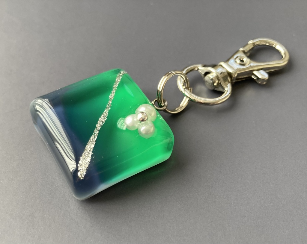 【リヴァイモチーフ】グラデーションキーホルダー(ホワイト)