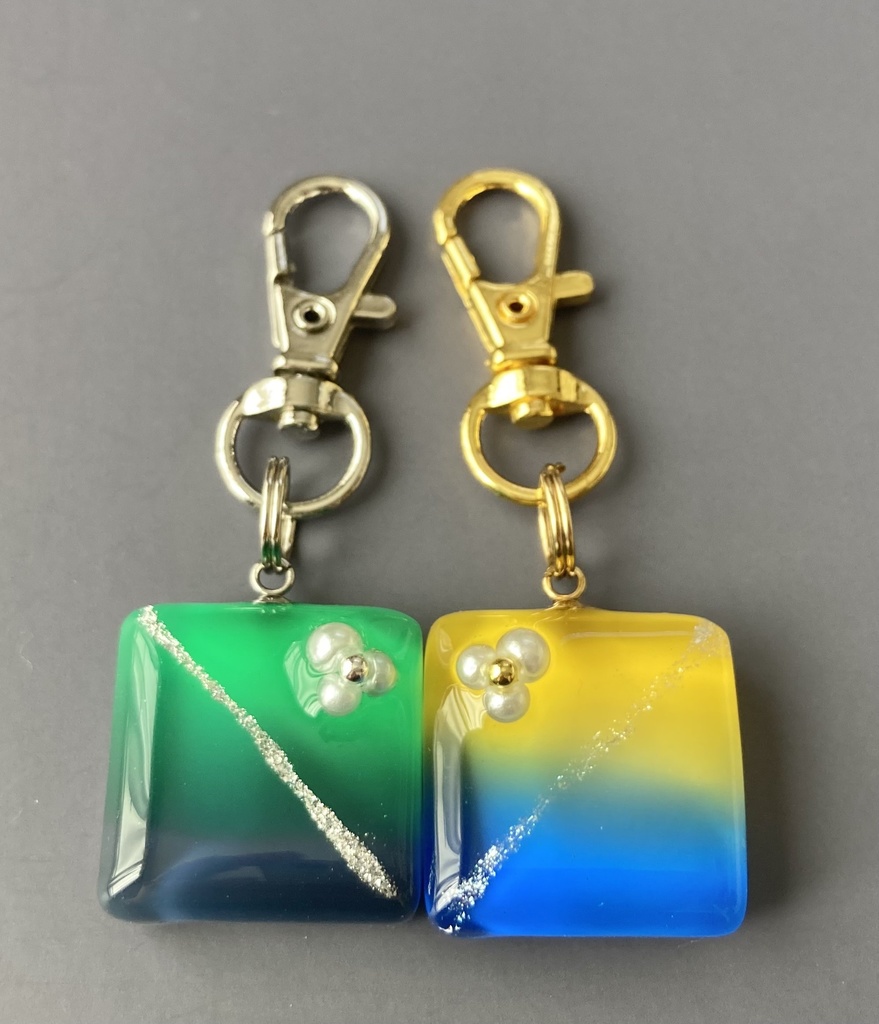 【リヴァイモチーフ】グラデーションキーホルダー(ホワイト)