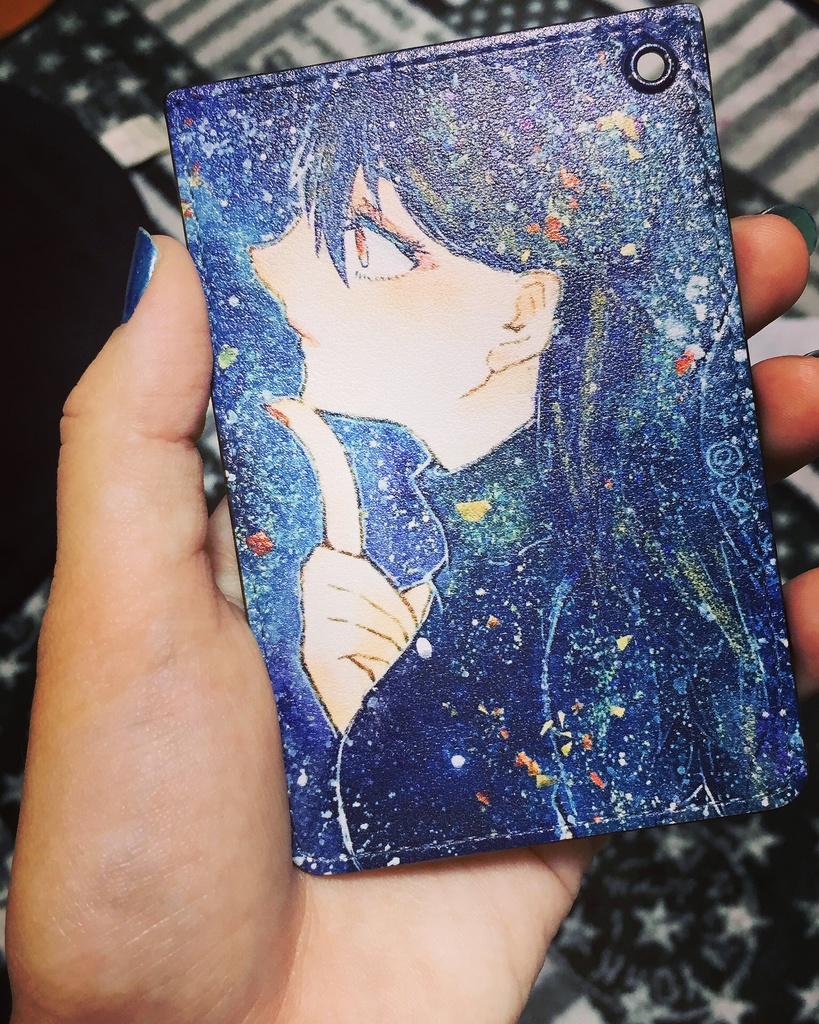 夜空に映える赤パスケース