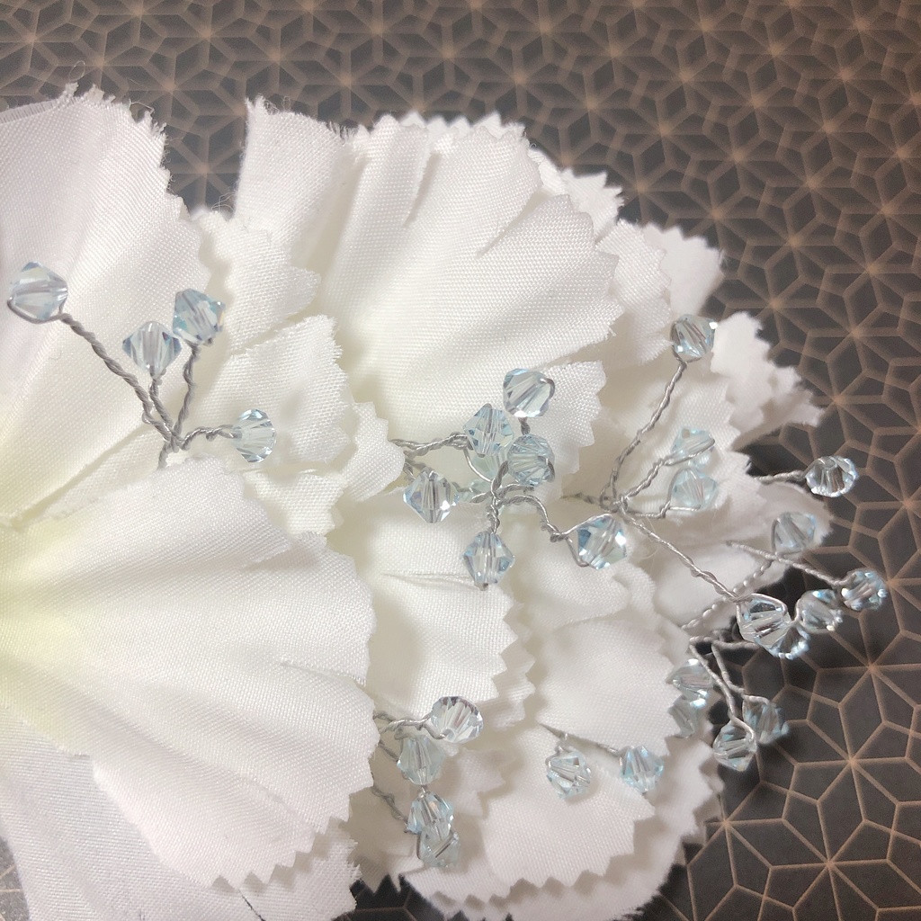 ハンドメイド ヘアクリップ ホワイト 花びら ビジュー かすみ草
