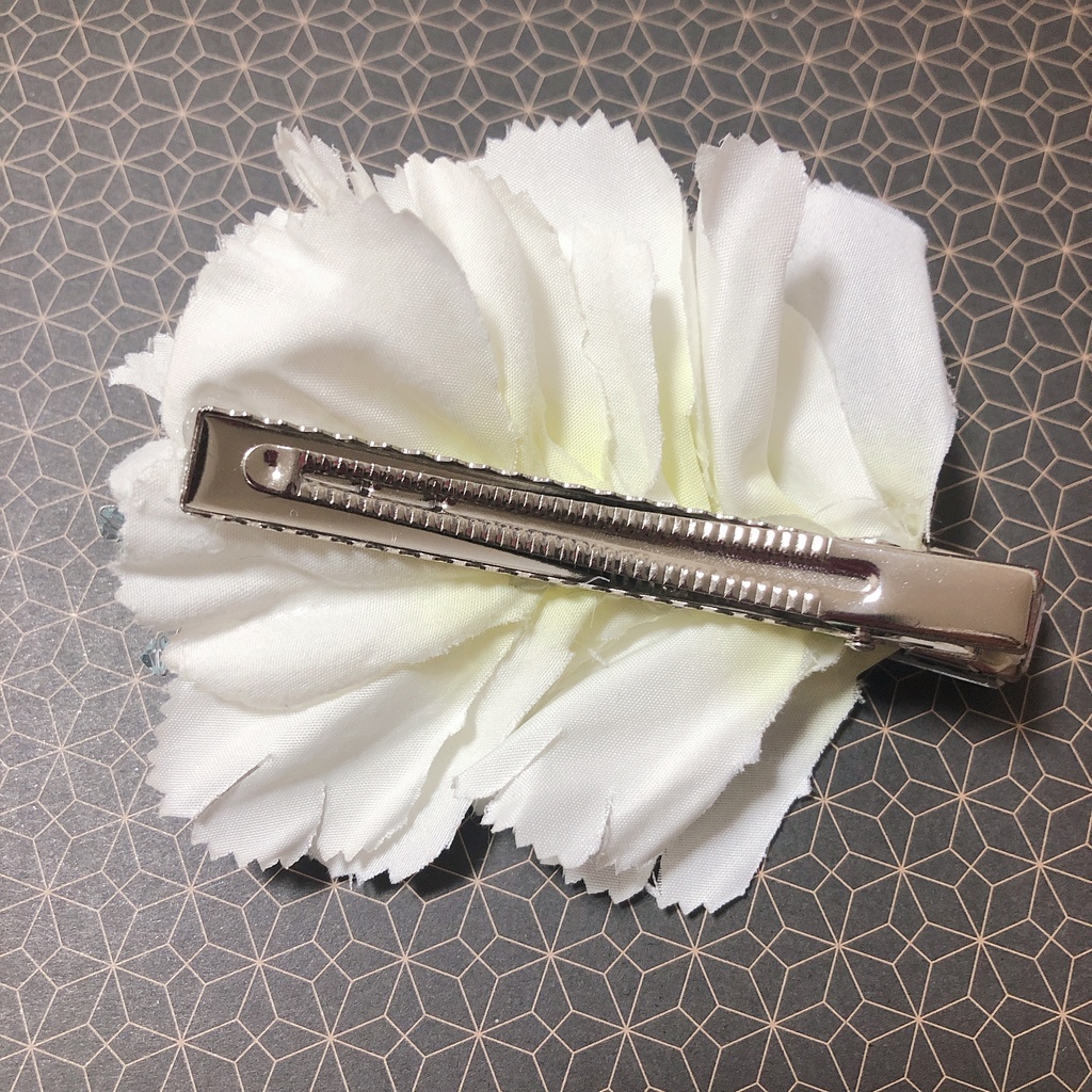 ハンドメイド ヘアクリップ ホワイト 花びら ビジュー かすみ草