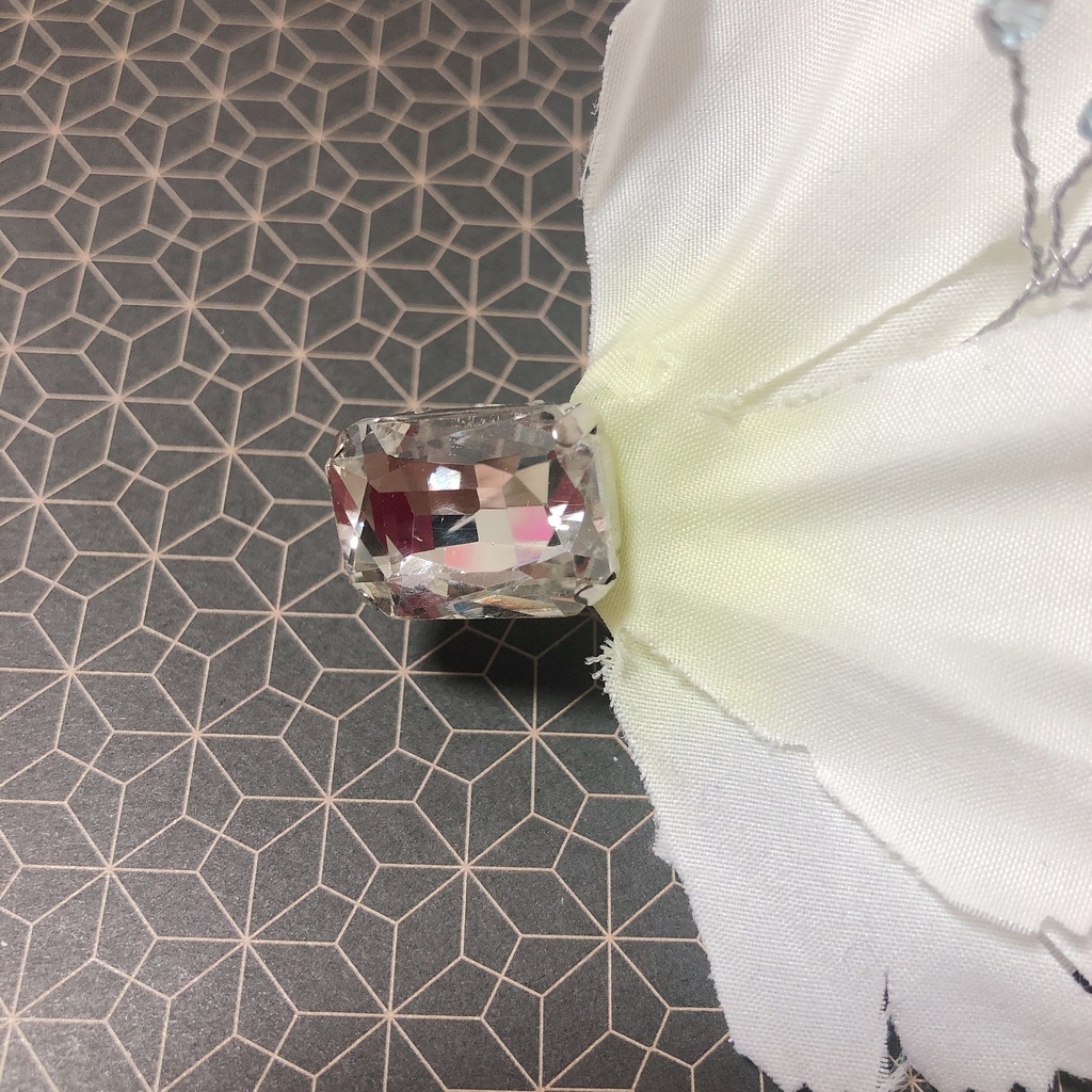 ハンドメイド ヘアクリップ ホワイト 花びら ビジュー かすみ草