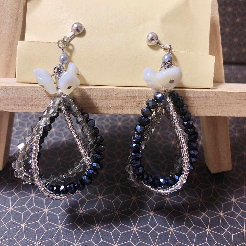 ハンドメイドイヤリング ブラック ビーズ ツイスト