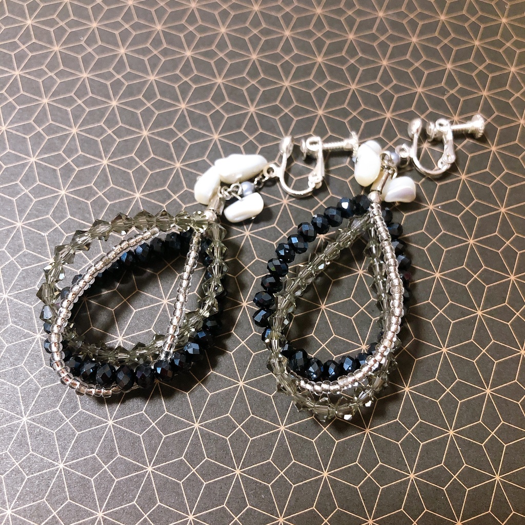 ハンドメイドイヤリング ブラック ビーズ ツイスト