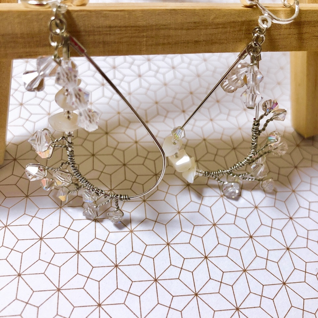 ハンドメイドイヤリング 翼風 小枝 シルバーフープイヤリング