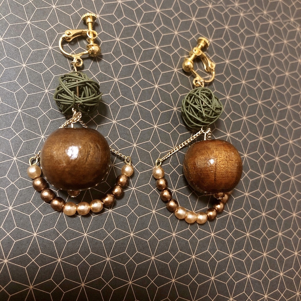 ハンドメイドイヤリング 秋 カーキボール ウッドビーズ